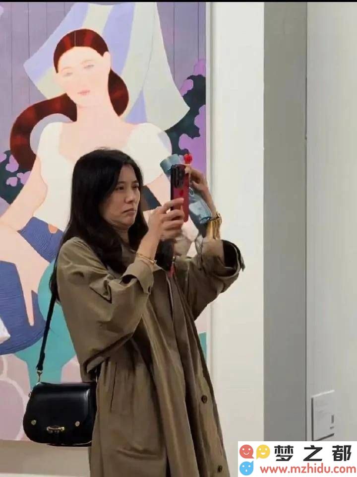 袁咏仪与张智霖亲密出席画展,甜蜜互动引发网友羡慕与热议