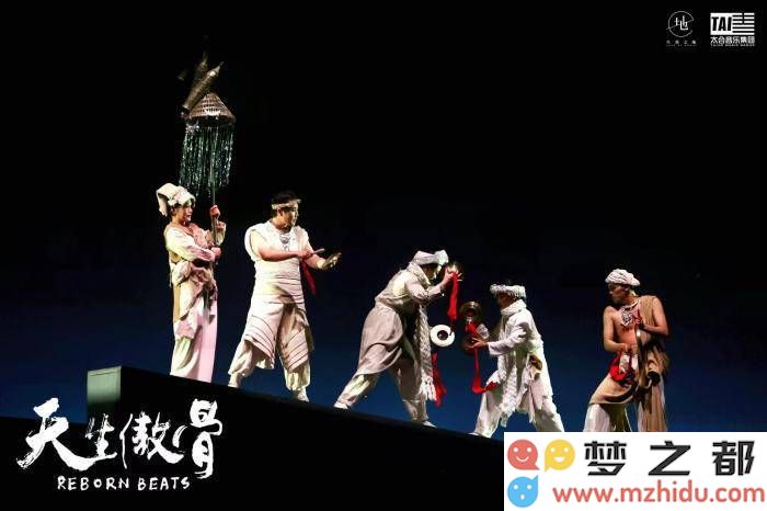 阿朵跨界执导的《天生傲骨》在上海精彩首演，未来民族美学震撼舞台，引领艺术新潮流