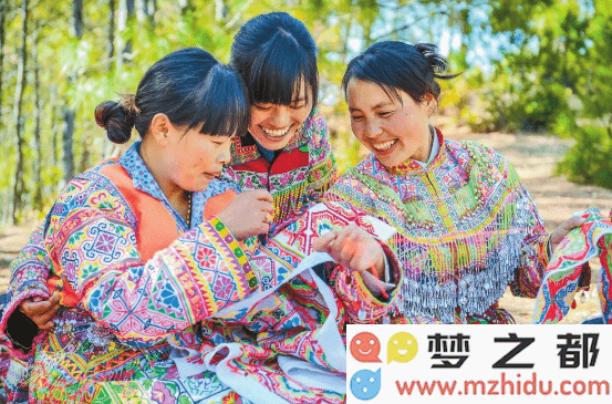 在苗绣技艺的灵动针线上，编织出美好与幸福生活的图景
