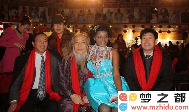 国画艺术家杨彦与年轻非洲妻子的幸福故事：53岁高龄迎娶24岁异国爱人的甜美生活是如何铸就的？
