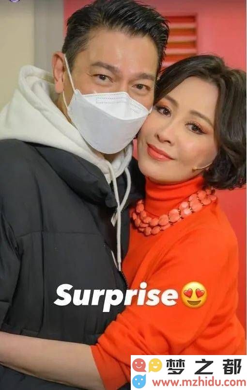 刘德华悄然现身刘嘉玲舞台剧后台，与她紧抱合照令人惊喜不已！