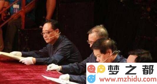 专家鉴宝出现意外，女子坦然自若回应：齐白石是我的祖父，让人倍感意外的家族秘密