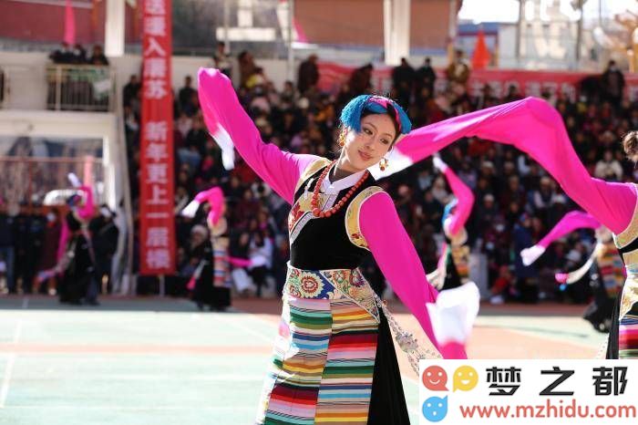 藏历新年，金沙江边乐曲悠扬，共庆佳节诗歌舞蹈交织千年情怀