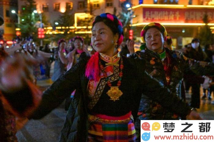 香格里拉广场舞庆典，各族人民共同欢庆藏历木蛇新年盛会！