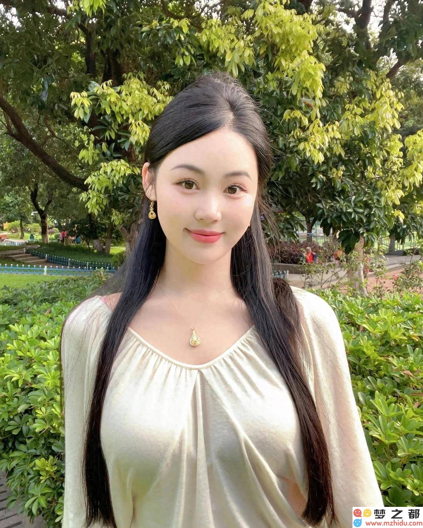 在宁静中绽放：女子与大自然情感交融的温暖时刻