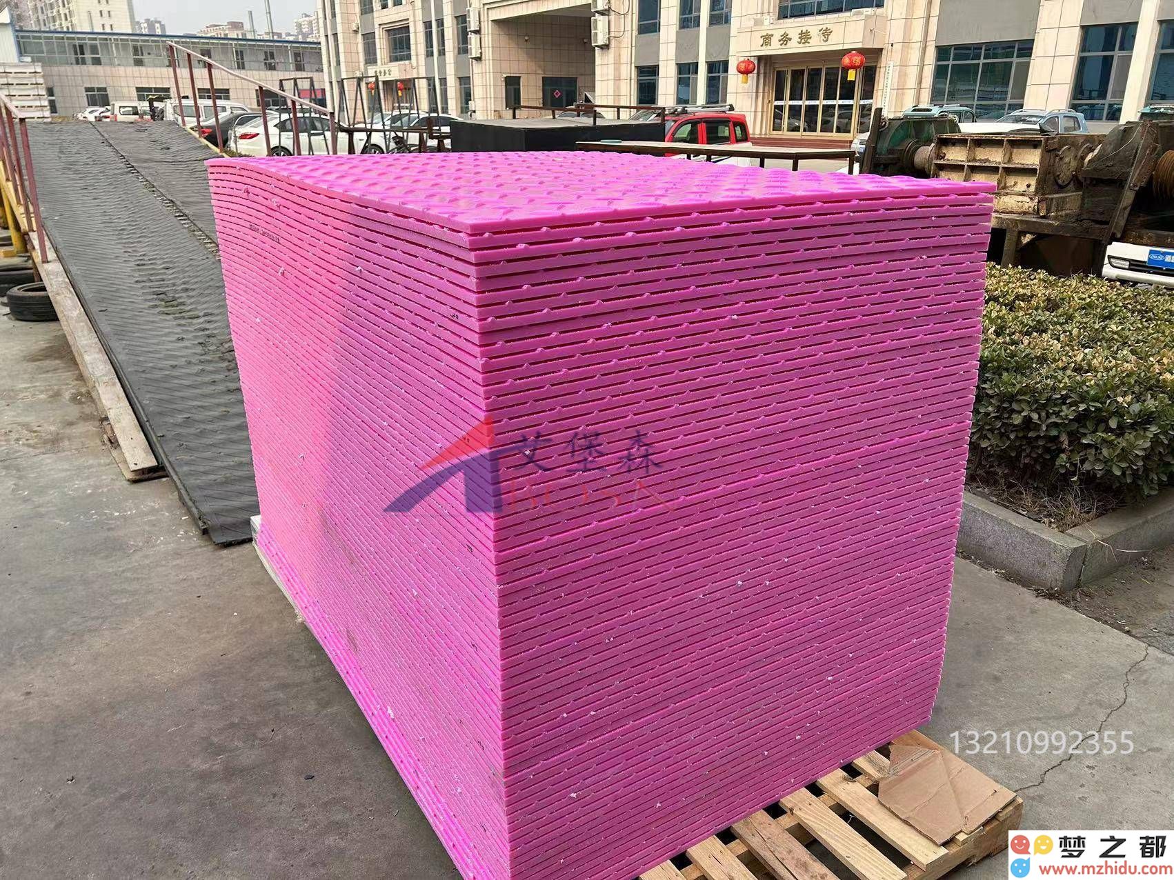 如何利用聚乙烯铺路垫板在音乐节中构建安全可靠的临时道路以应对盛大活动的需求？
