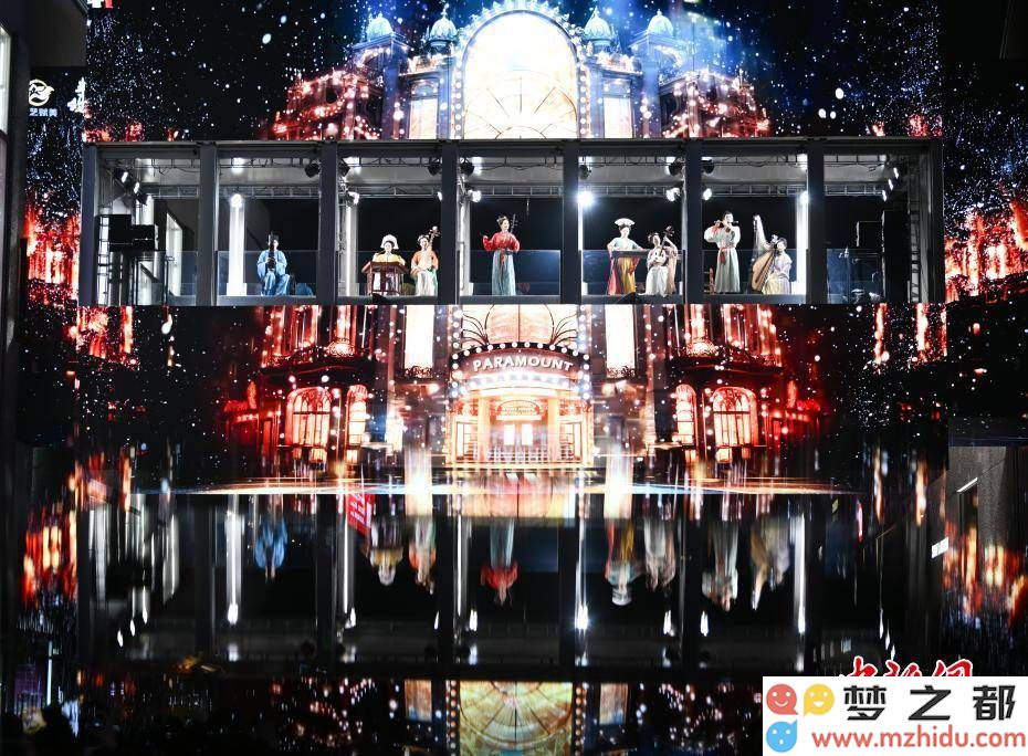 西湖边“空中盲盒音乐秀”,独特演出吸引众多观众驻足观看