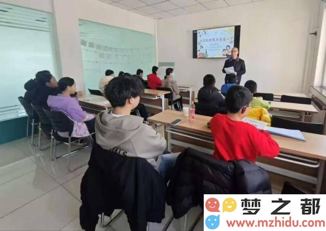 在书法课堂中，共同感受墨香的魅力，绘制出传统文化的美丽画卷