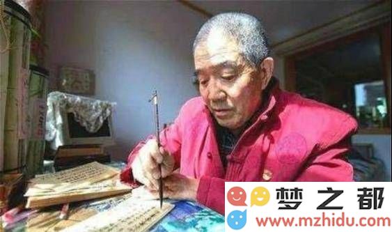 七十岁老人坚持八年手抄四大名著,传承中华文化却引发争议被质疑为浪费时间?