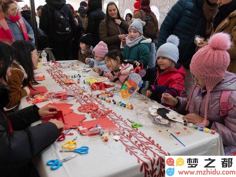 匈牙利与肯尼亚共庆农历新年:舞龙表演与美食盛宴引领海外春节庙会热潮