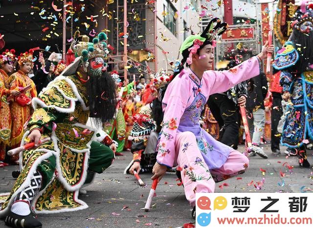 潮汕地区英歌舞传统巡街活动庆祝小年,热闹“战舞”迎接新春佳节!