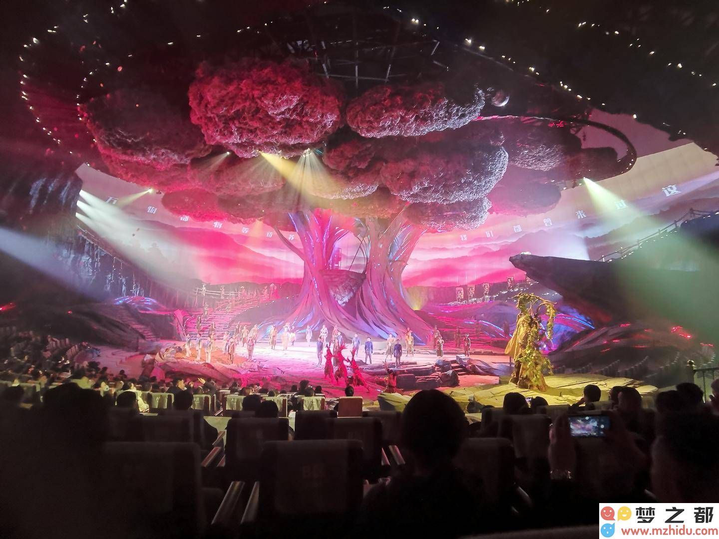 《幻享·米仓道》:巴文化科幻舞台剧璀璨南江夜空,点燃观众热情与梦幻之旅