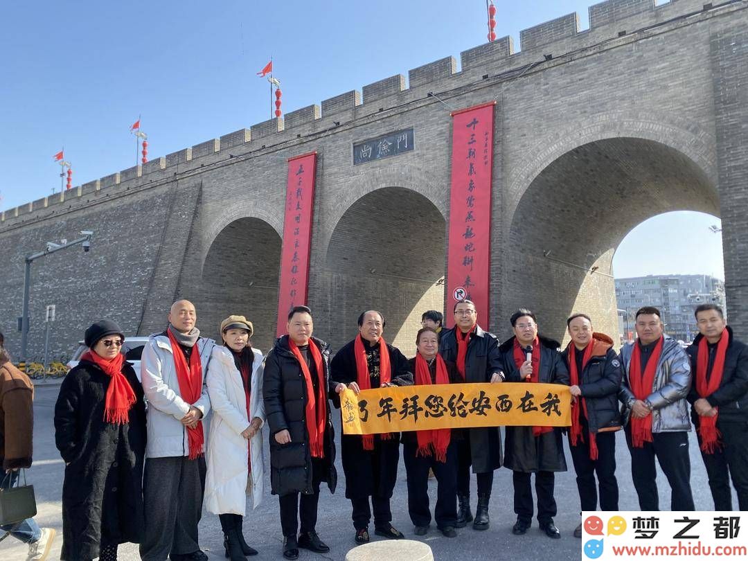 西安城墙尚俭门新春佳节,石朝晖书法作品为蛇年庆典增添璀璨色彩