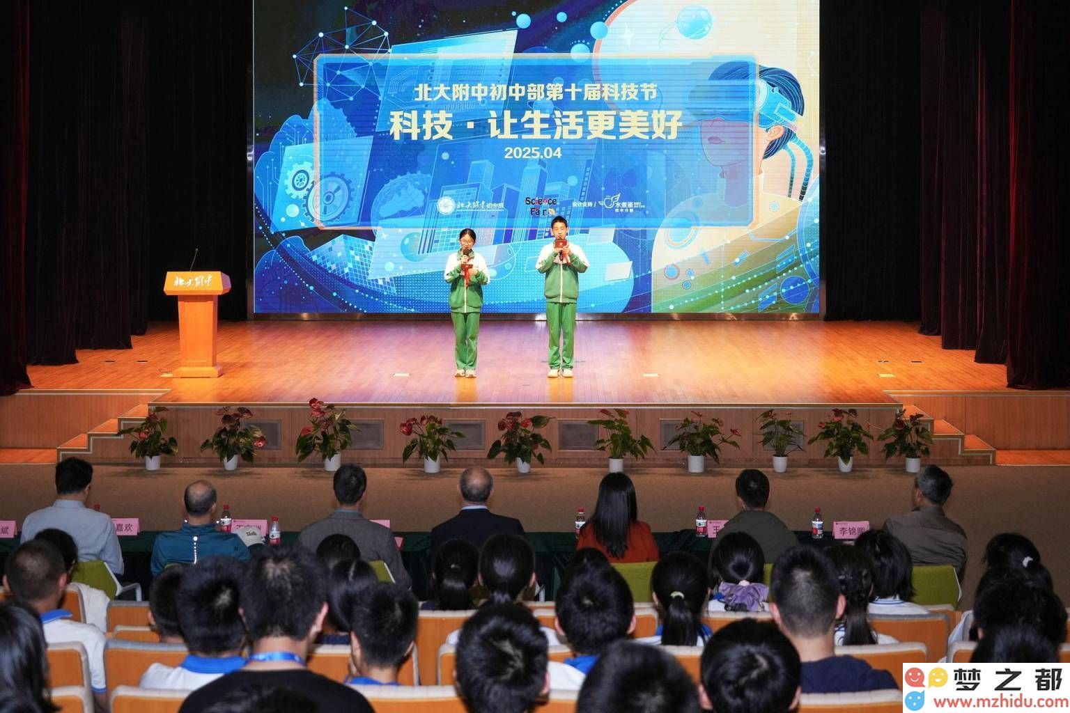 北大附中科技节：学生们的创意作品熠熠生辉，科技让生活更加便捷与美丽！