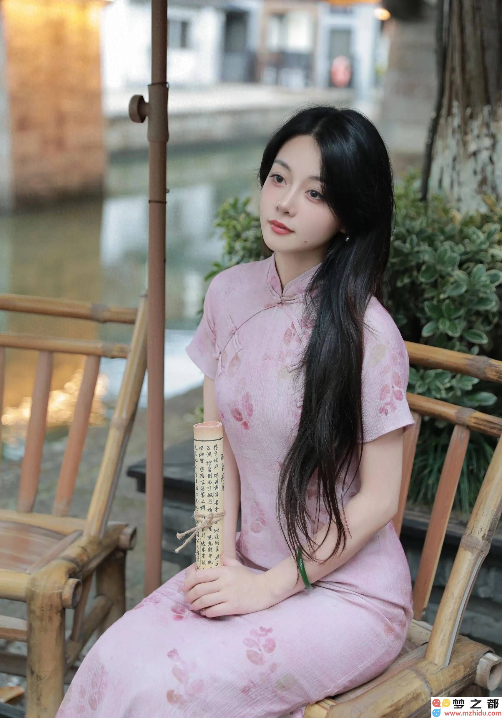 宁静的午后时光，小知在湖畔勾勒出古典风情的画卷魅影