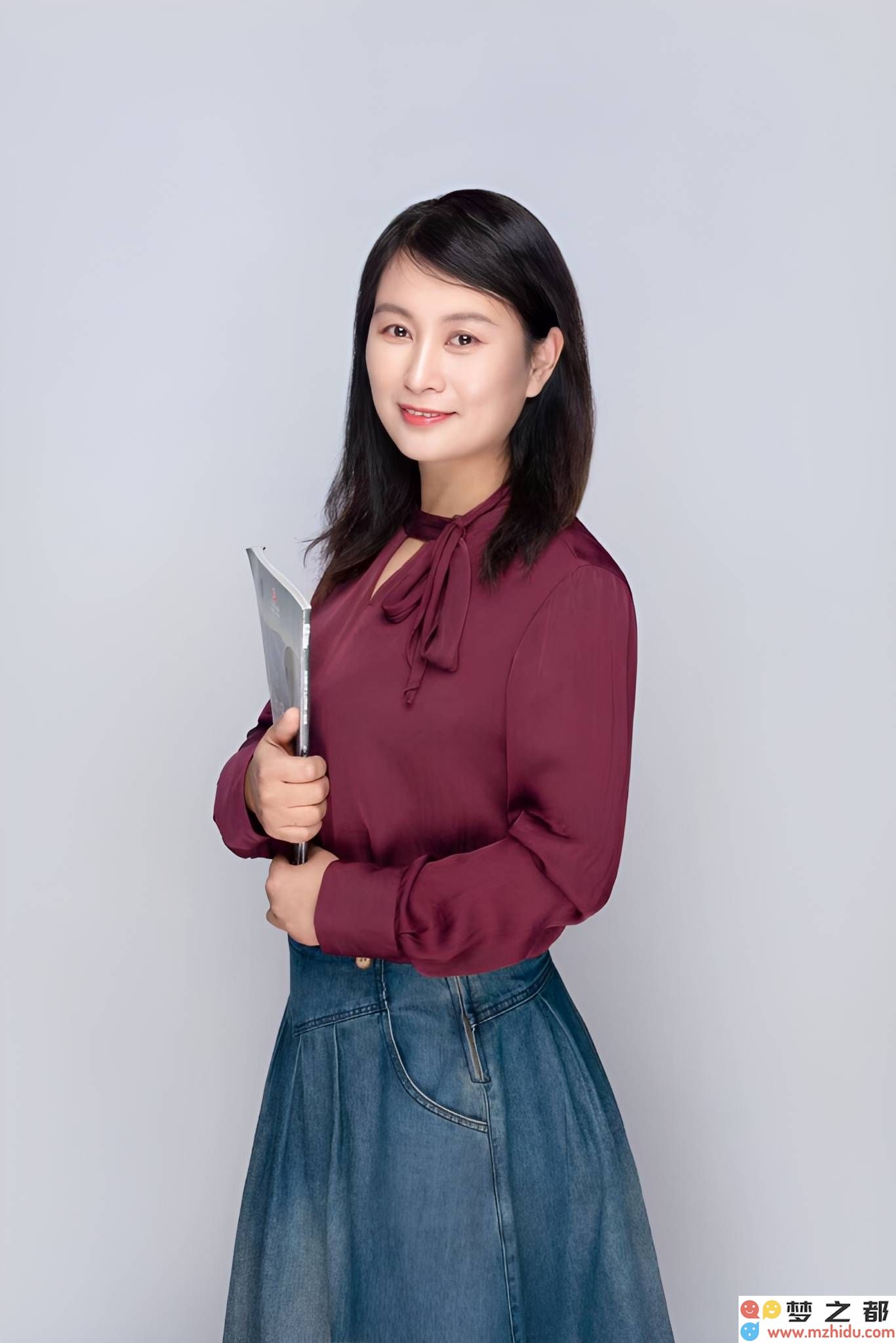 李莉老师书法艺术的独特魅力：在全国艺术大赛中斩获一等奖，展现了深厚的东方文化内涵与优雅韵味