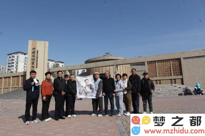 廊坊艺术家携带画像走访磁州窑，与赵振宇大师交流，获赠其亲手制作的精美花瓶