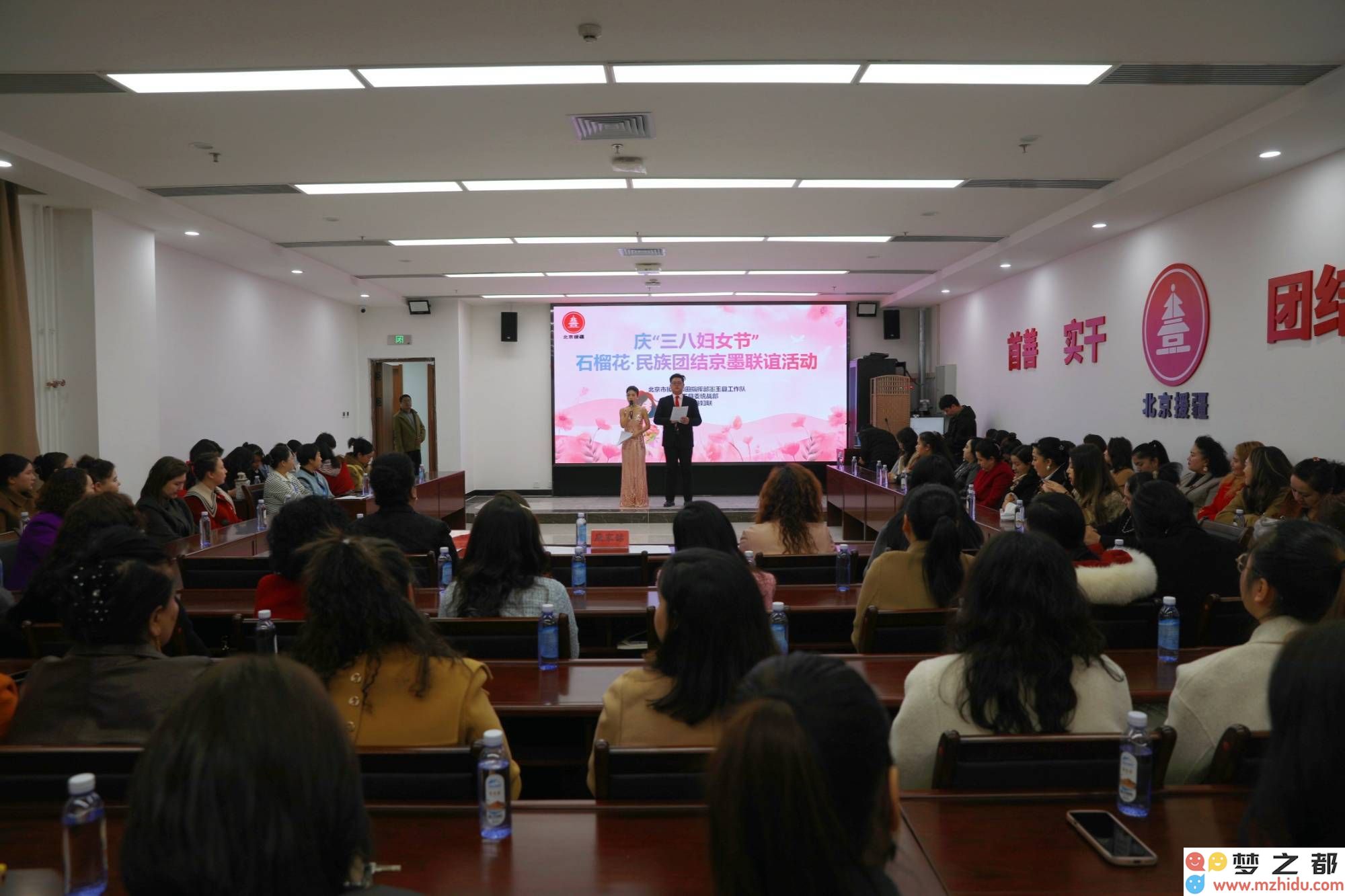 墨玉县三八妇女节庆祝活动：精彩演出尽显风采，健康讲座传递知识，书法作品共同描绘团结之情