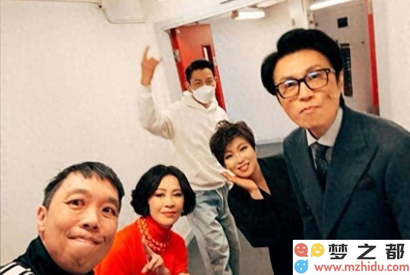 刘德华悄然现身支持刘嘉玲，后台亲密合影曝光，真挚友谊引发热议和讨论！