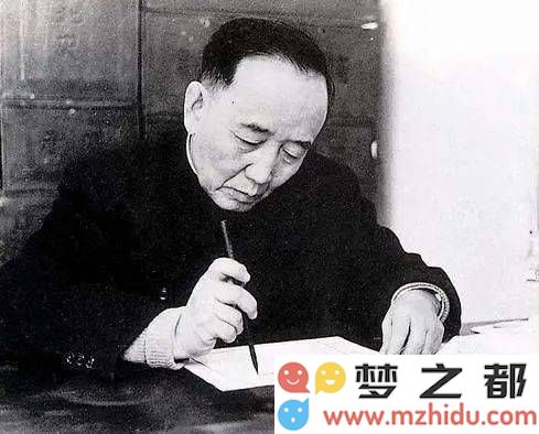 郭沫若书法的魅力：九个匾额背后，揭示文化巨匠的不朽艺术风采与精神传承！
