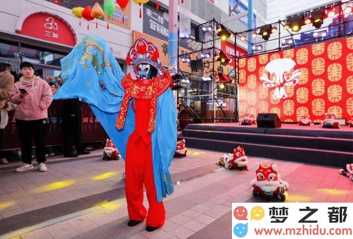 杭州元宵文化节上演黑科技与传统民俗的奇妙融合，机器人“变脸”与“舞狮”引发观众惊叹