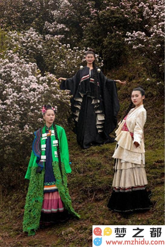 乌蒙大草原杜鹃盛开，五大民族服饰交相辉映，缔造时尚与自然的和谐新篇章