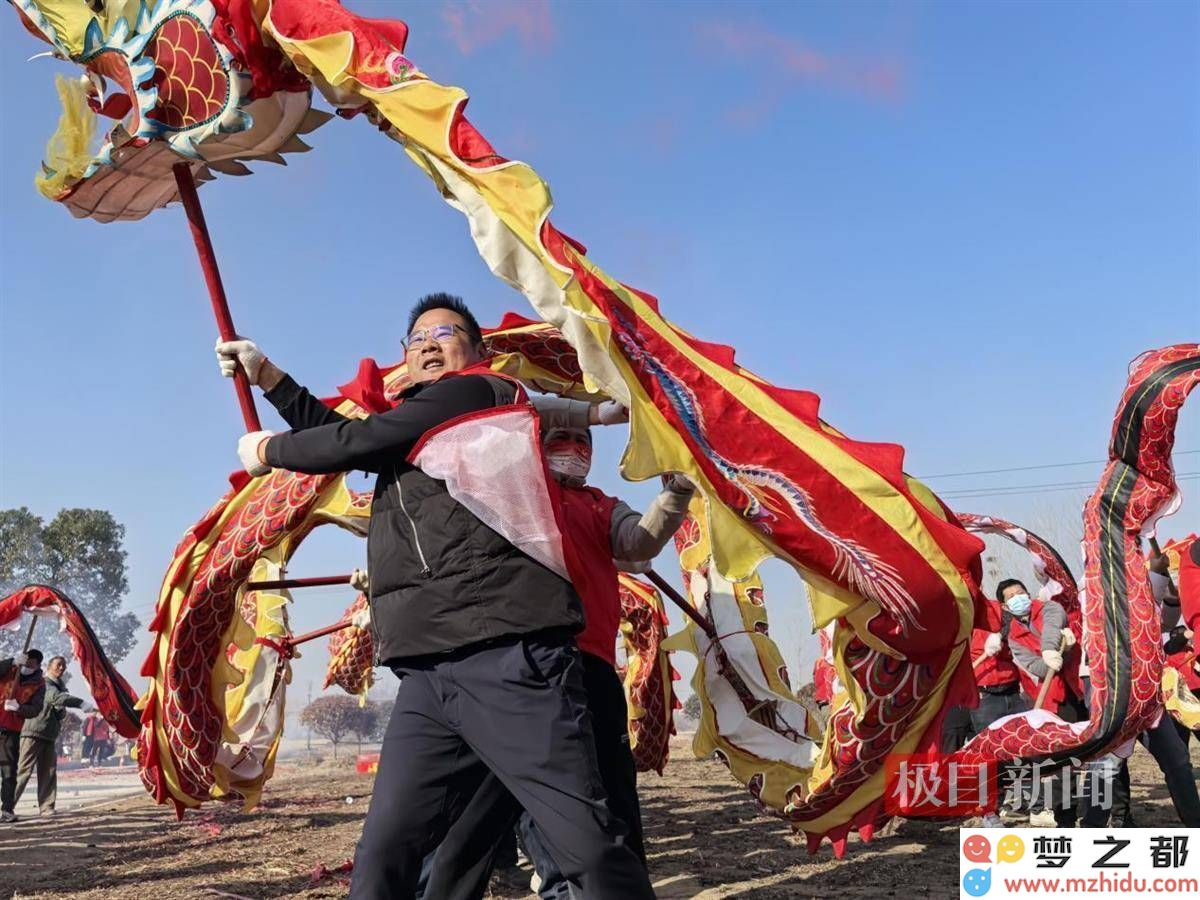 武汉新洲余楼村：传统舞龙灯会庆祝新春佳节，传统文化焕发新的生机与魅力