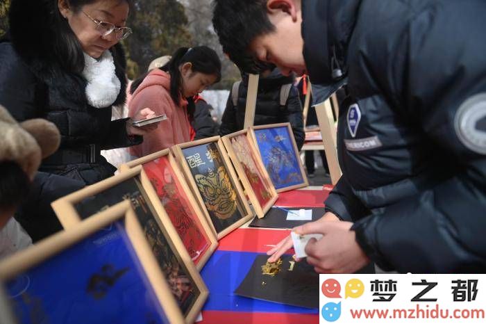 兰州元宵节：市民齐聚年画与非遗文化活动，共同欢庆传统佳节的美好时刻
