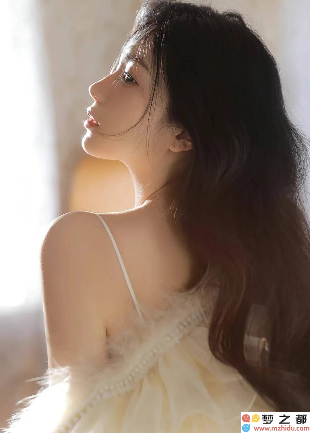 光影交织下的优雅瞬间：人像摄影彰显女性温柔与高贵气场