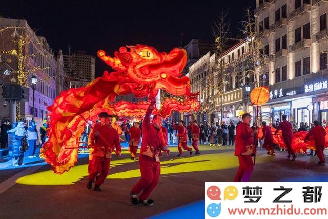 正月十五青岛老城区：焕发光彩的节日盛况，民俗表演热闹非凡，欢庆春节！