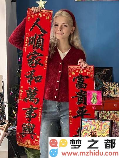 “00后”俄罗斯女艺术家在海口庆祝春节：通过画笔连接中俄文化，共同描绘迎新春的美丽故事