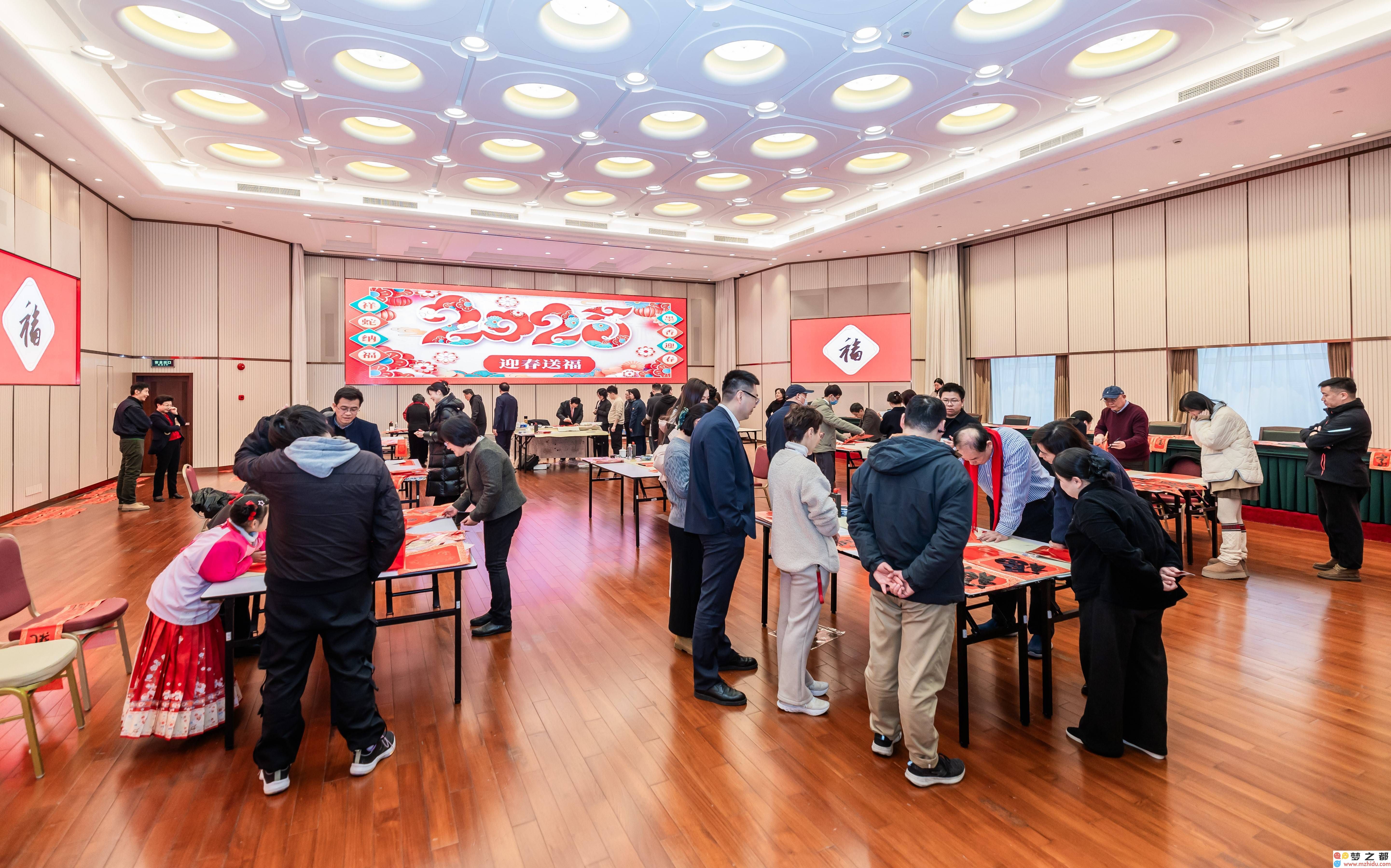 上海市政协书画院挥毫泼墨迎新春，送出“福”字温暖人心传递美好祝愿！