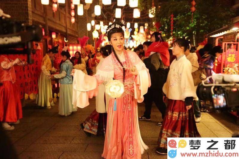 袁媛带你走进湖南戏曲春晚的新体验：街头巷尾黄梅高歌，共同谱写团圆戏曲的美好梦