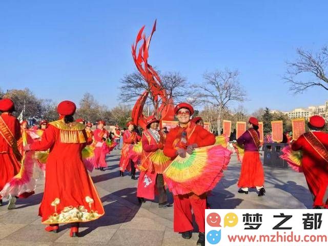 李村公园欢庆新春，古稀老人舞动浓浓年味，演绎幸福生活新篇章！