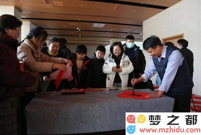 临港区新春佳节送福活动，春联与年画传递温暖，传统文化焕发新的魅力与活力