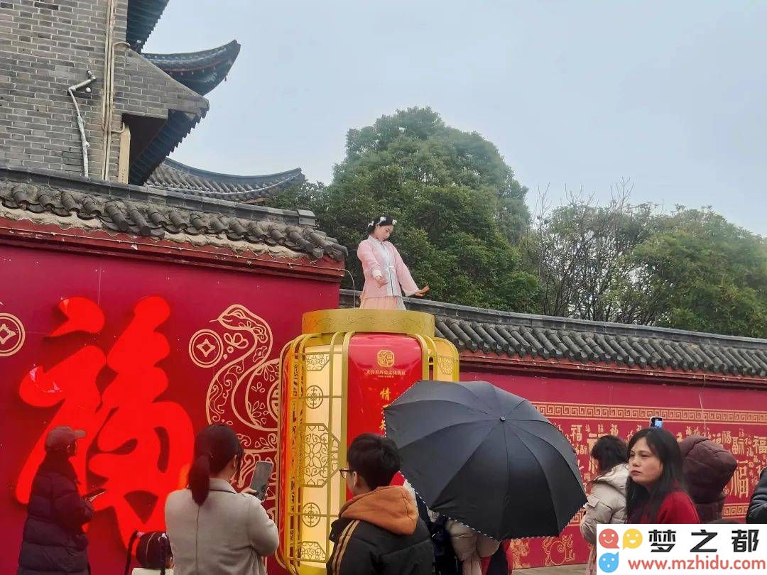 文昌里灯笼舞蹈的创新演绎，传统与现代艺术交融共生，呈现出新春璀璨美景！