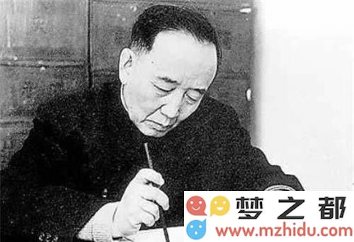 郭沫若书法与故宫古老匾额的历史韵味对比，谁更能深入展现故宫的文化底蕴？