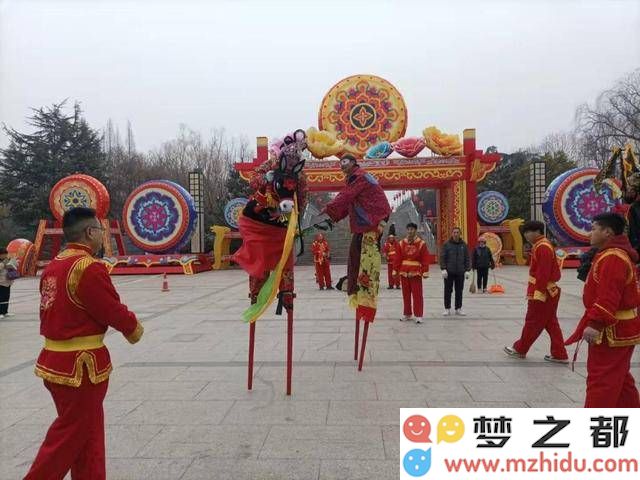 洛阳春节“非遗”庆典：高跷狮子欢乐共舞，老王一家其乐融融迎新春
