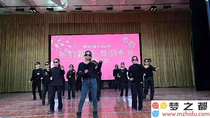 奎依巴格乡舞林大会：传统民族文化与现代舞蹈的交融，共同演绎爱国的激情与情感
