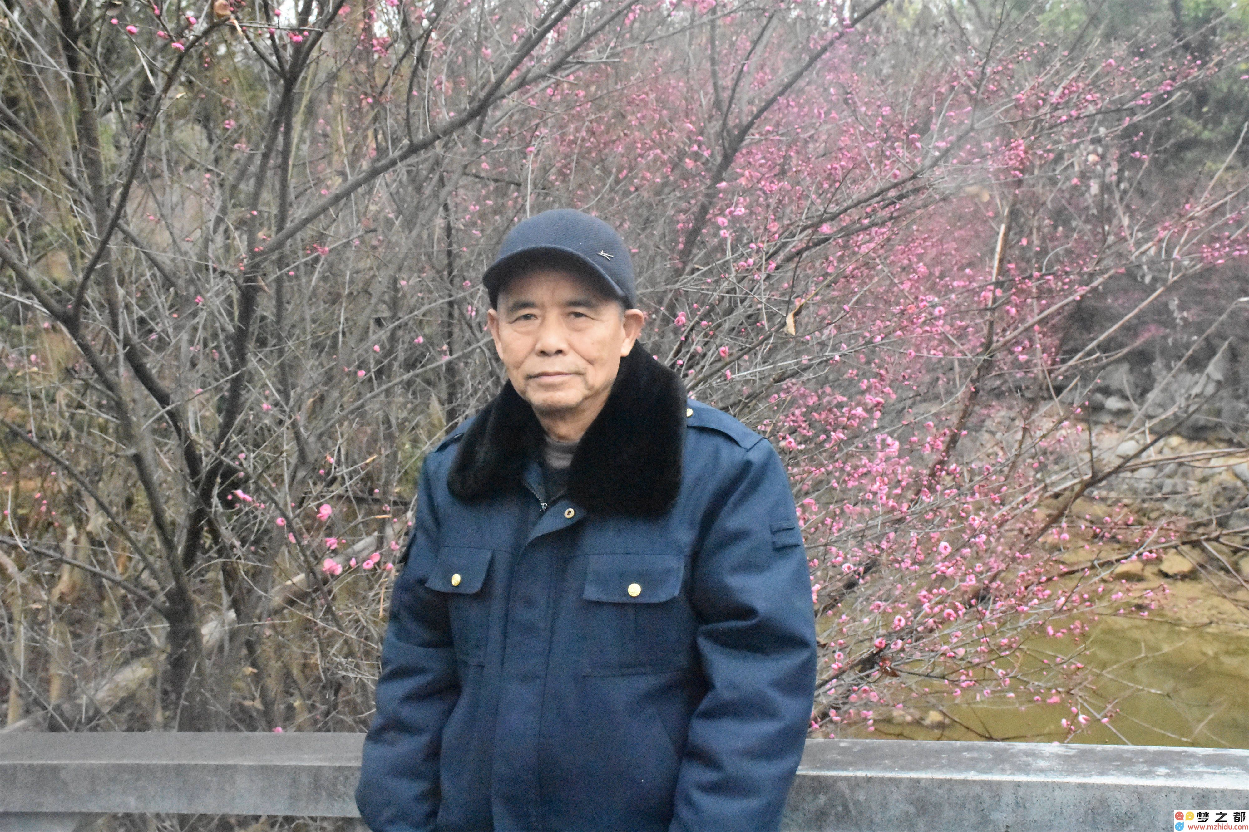 寒梅绽放珠溪边，中老年舞者以舞迎接春天，共同描绘温暖的新春画面