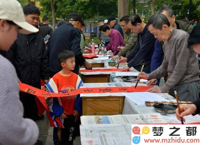 南宁邕宁区书法艺术家挥毫泼墨，迎新春书写福气传递温暖人心
