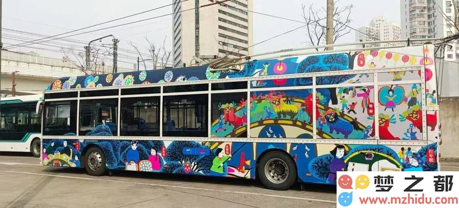 金山农民画点亮上海公交车，浓厚年味悄然融入申城每个角落