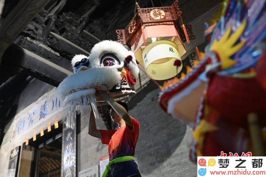 广州车陂少年们夜间训练舞龙舞狮，萌娃们扎稳马步迎接新春展现活力风采