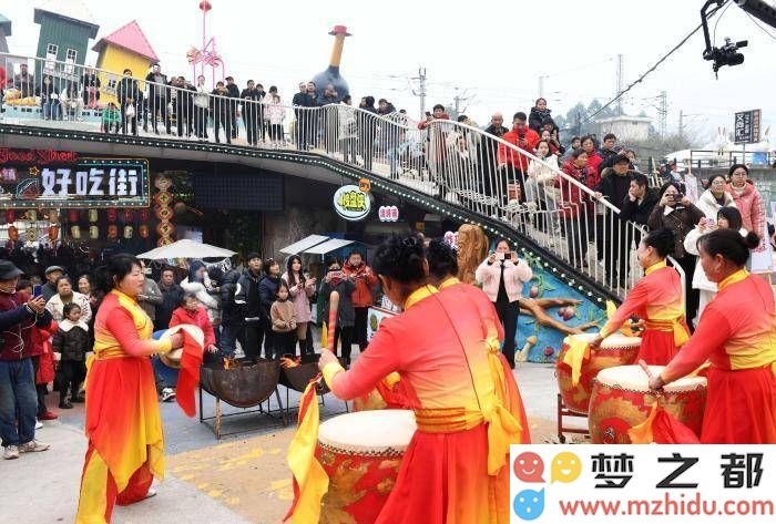 重庆涪陵美心红酒小镇：新春佳节欢乐巡游，舞龙舞蛇齐贺新禧，共庆美好时光！