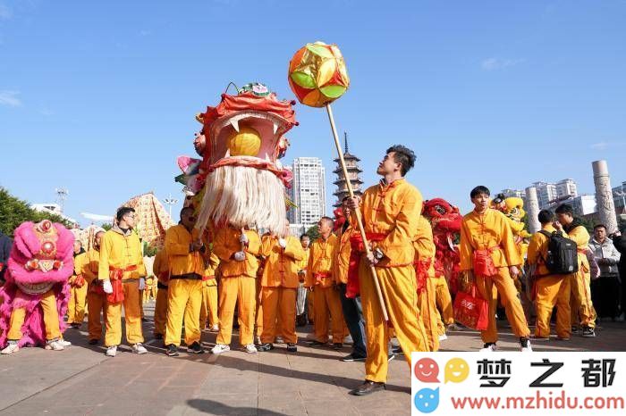 （新春盛事）广东南雄：九十九节龙非遗文化表演庆祝春节的热闹场面