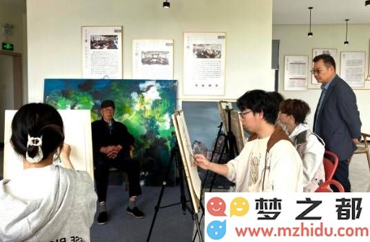 宁大同学与教师携手为乡村村民创作肖像画，老人们欣喜收获个人艺术作品