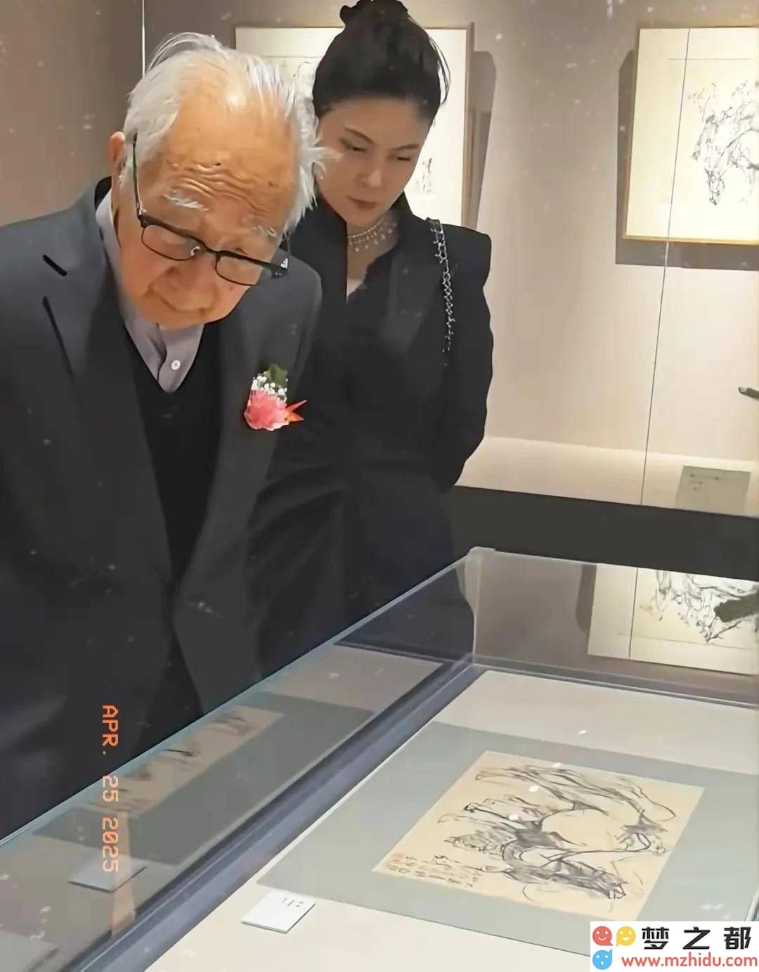 靳尚谊携年轻娇妻出席画展，艺术家与年轻演员的甜蜜爱情故事再度引发关注