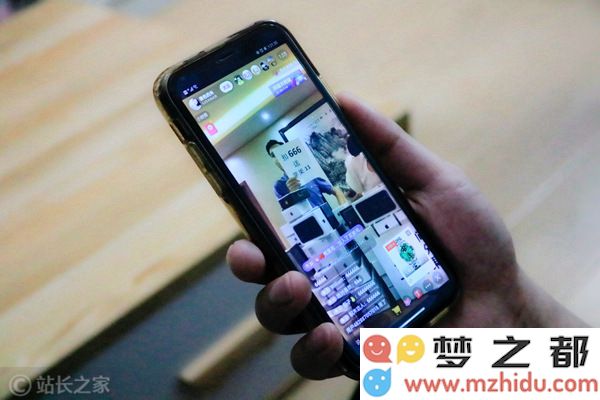 百度首次推出双数字人互动直播间，文心大模型4.5T推动多模态技术实现全新突破