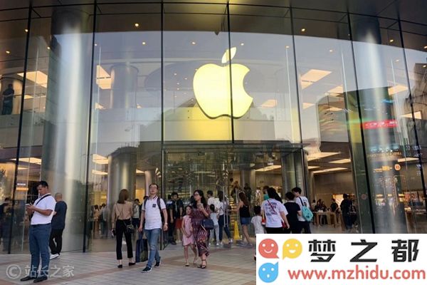 苹果高管表示其自主研发的人工智能聊天机器人在功能和表现上与OpenAI的ChatGPT不相上下
